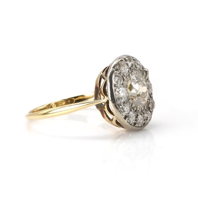 Lot 43 - An Edwardian diamond cluster ring