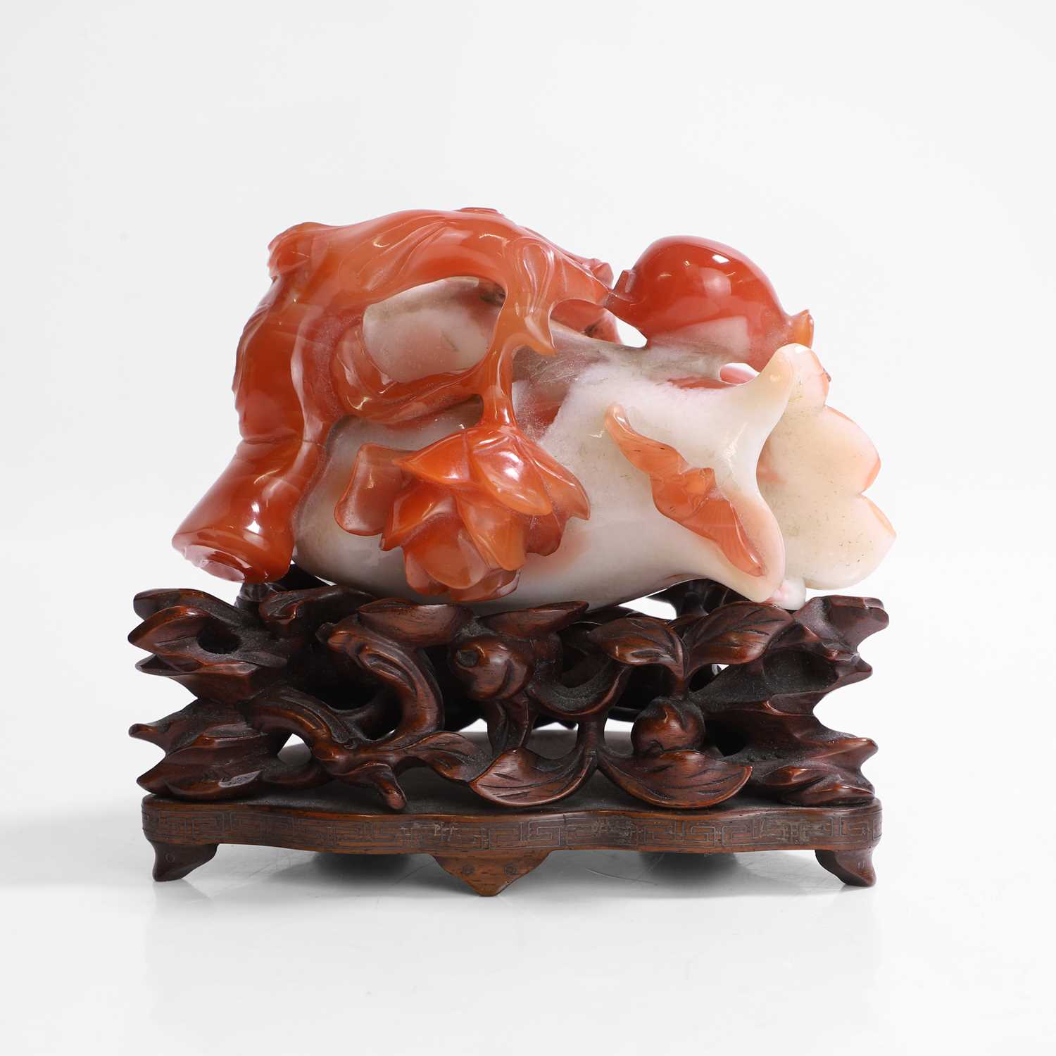 Lot 114 - A Chinese agate carving