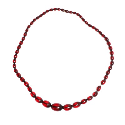 Lot 1153 - A graduated single row Bakelite bead necklace