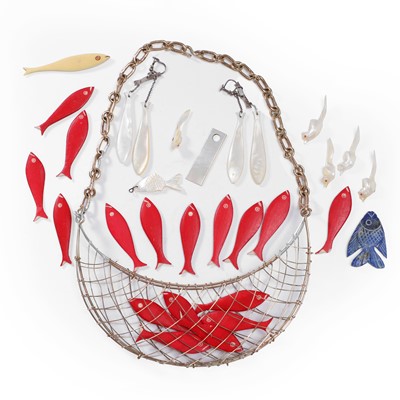 Lot 1169 - A gold necklace and a pair of mother of pearl drop earrings