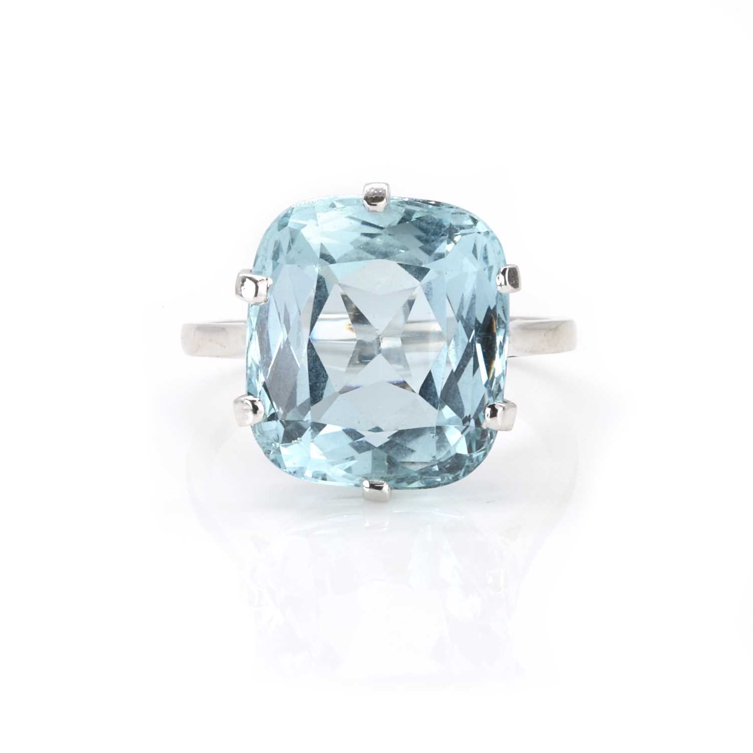 Lot 80 - An 18ct white gold aquamarine single stone ring