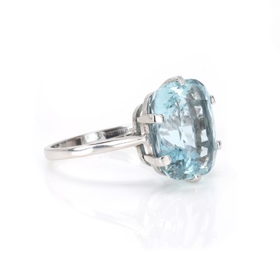 Lot 80 - An 18ct white gold aquamarine single stone ring