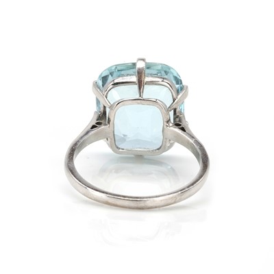 Lot 80 - An 18ct white gold aquamarine single stone ring