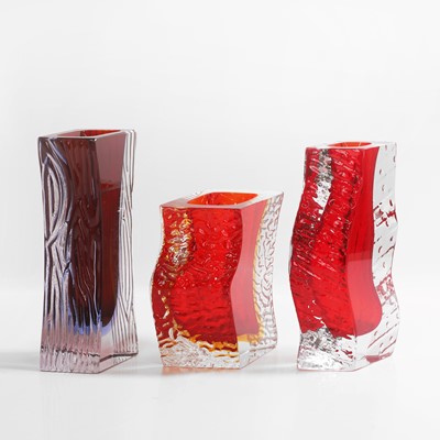 Lot 165 - A group of three Murano glass vases