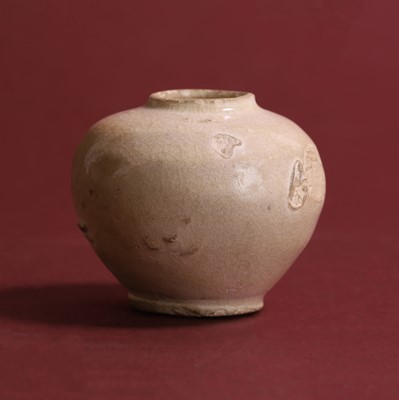 Lot 10 - A Chinese white-glazed jarlet