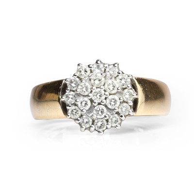 Lot 1059 - A diamond cluster ring