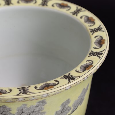 Lot 58 - A Chinese grisaille-decorated yellow-ground jardinière