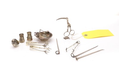 Lot 27 - A collection of silver items