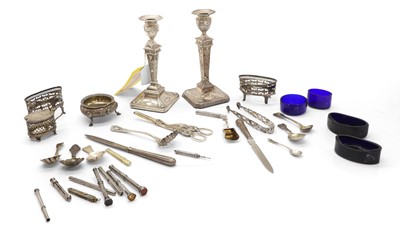 Lot 26 - A collection of silver items