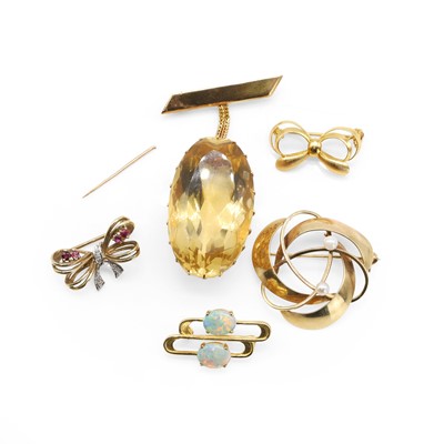 Lot 1196 - A group of five brooches