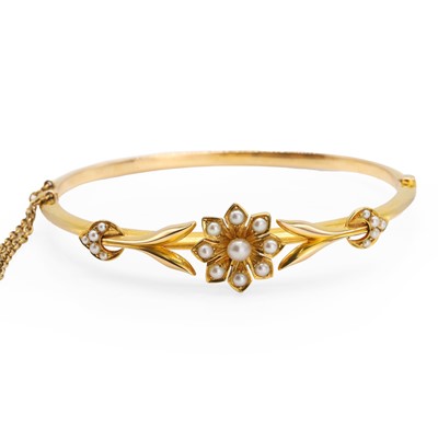 Lot 1014 - An Edwardian split pearl hinged bangle
