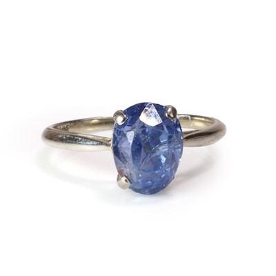 Lot 1091 - A sapphire single stone ring