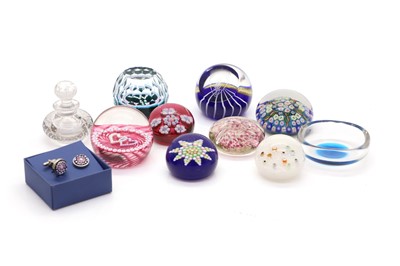 Lot 151 - A group of glass paperweights