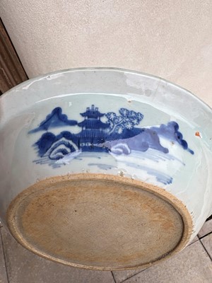 Lot 55 - Four Chinese porcelain dishes