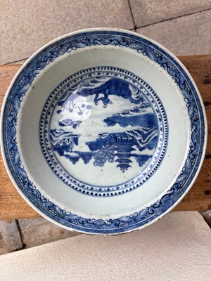 Lot 55 - Four Chinese porcelain dishes