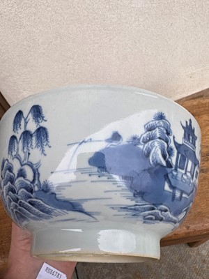 Lot 55 - Four Chinese porcelain dishes