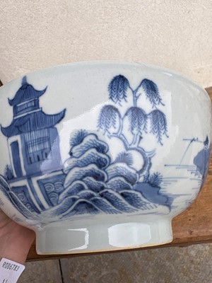 Lot 55 - Four Chinese porcelain dishes