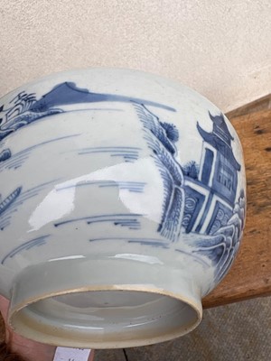 Lot 55 - Four Chinese porcelain dishes