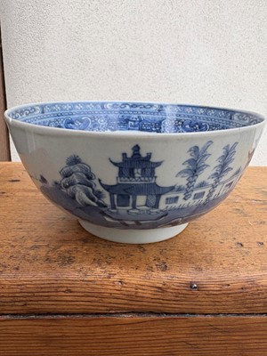 Lot 55 - Four Chinese porcelain dishes