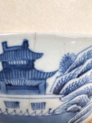 Lot 55 - Four Chinese porcelain dishes