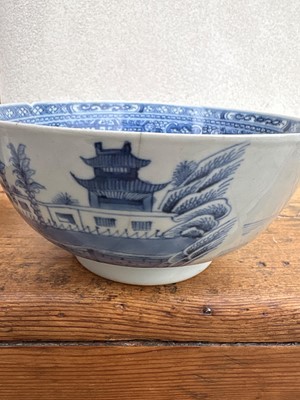 Lot 55 - Four Chinese porcelain dishes