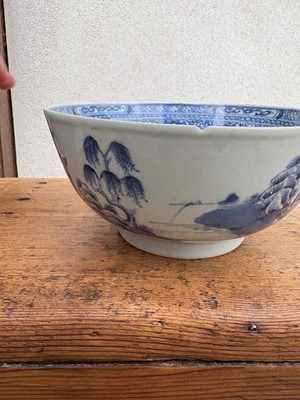 Lot 55 - Four Chinese porcelain dishes