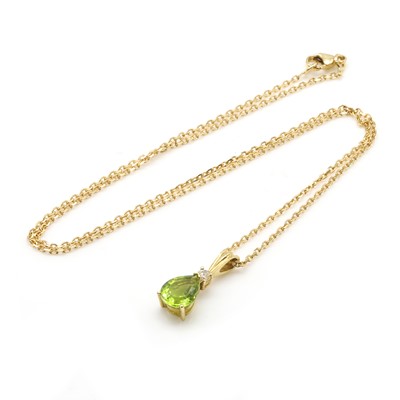 Lot 88 - An 18ct gold peridot and diamond pendant on chain