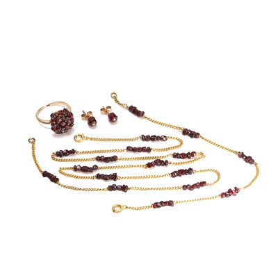 Lot 1157 - A garnet jewellery set