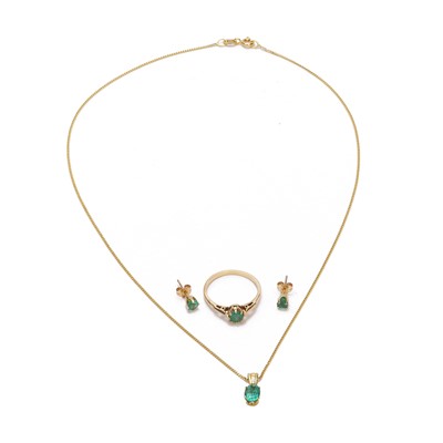 Lot 1218 - An emerald single stone jewellery set