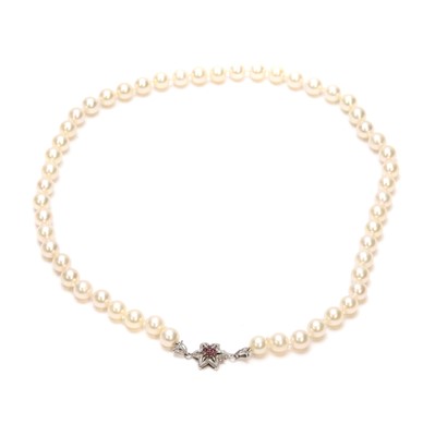Lot 1141 - A uniform single row cultured pearl necklace