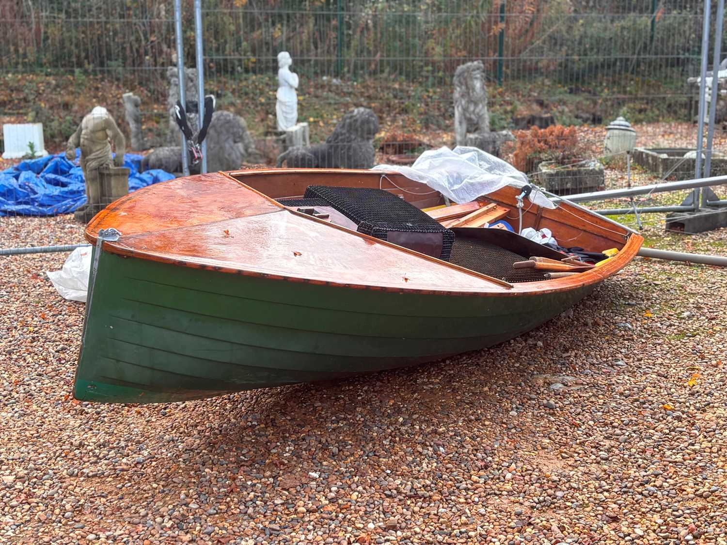 Lot 552 - A plywood dingy,