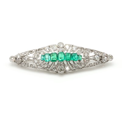 Lot 48 - An Art Deco emerald and diamond plaque brooch