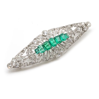 Lot 48 - An Art Deco emerald and diamond plaque brooch