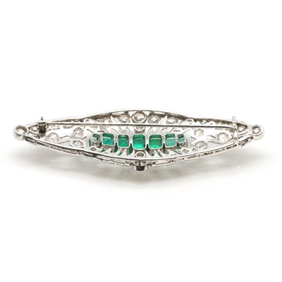 Lot 48 - An Art Deco emerald and diamond plaque brooch