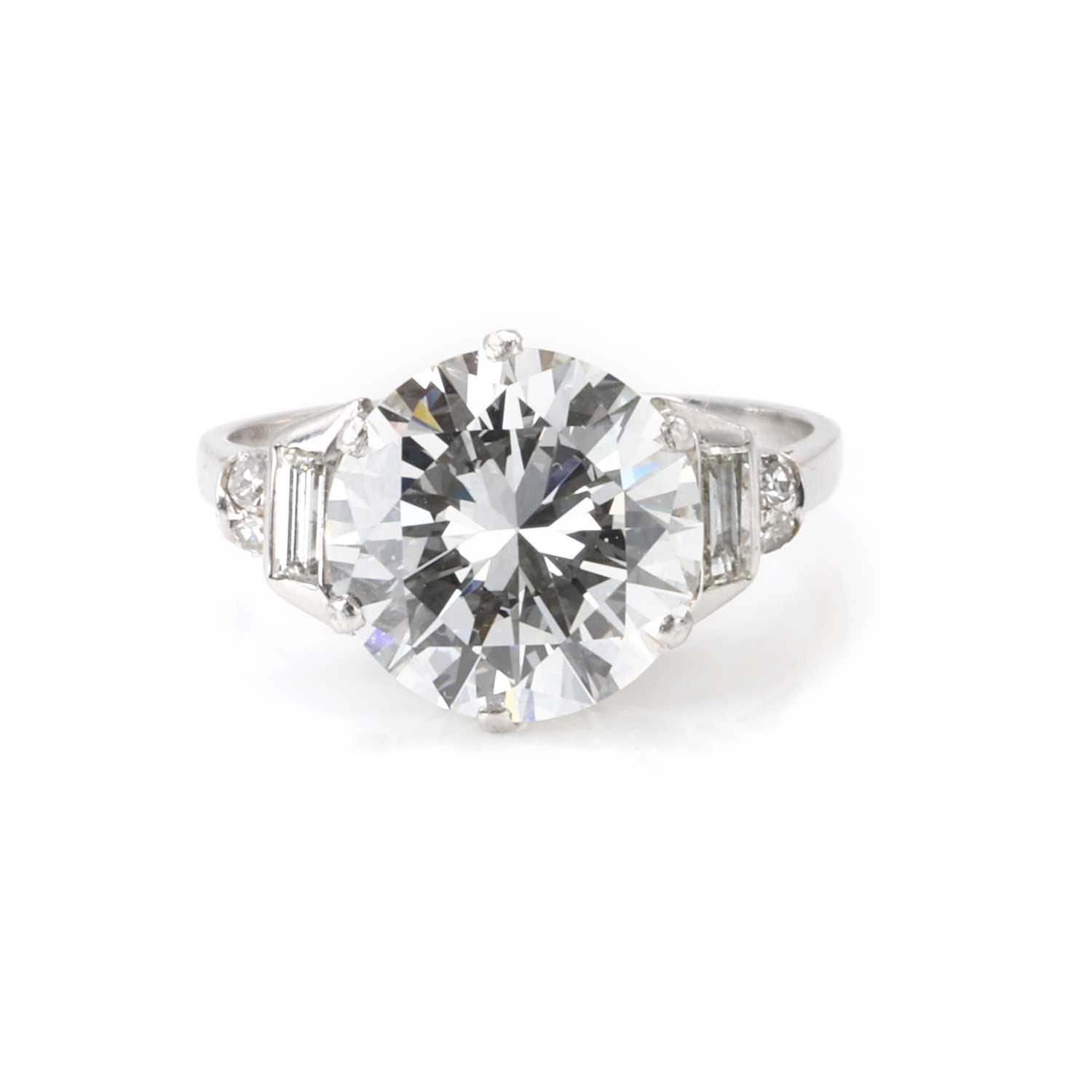 Lot 229 - An impressive platinum and diamond ring