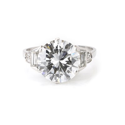 Lot 229 - An impressive platinum and diamond ring