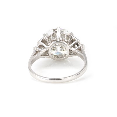 Lot 229 - An impressive platinum and diamond ring