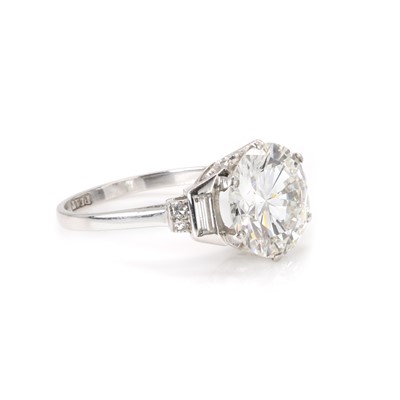 Lot 229 - An impressive platinum and diamond ring