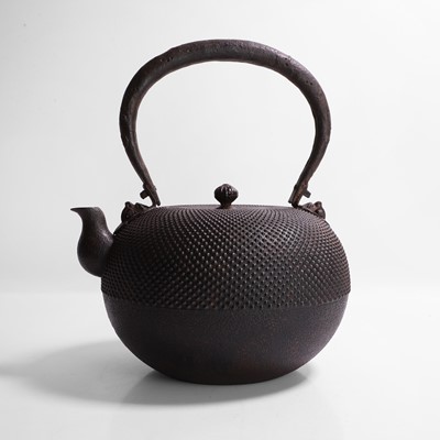 Lot 391 - A large Japanese iron tetsubin