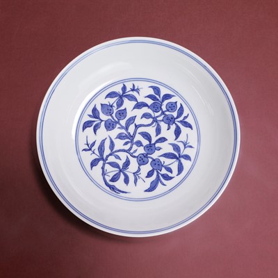Lot 97 - A Chinese blue and white porcelain dish