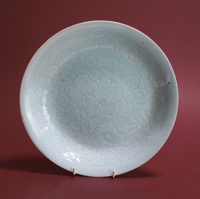 Lot 19 - A Chinese qingbai-glazed plate