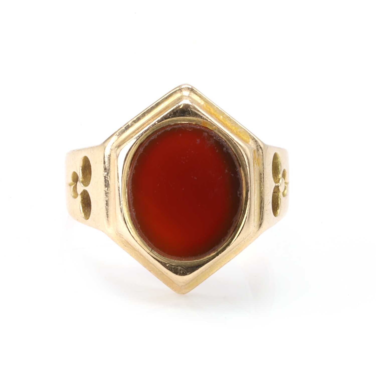 Lot 21 - A 15ct gold carnelian signet ring