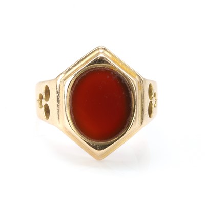 Lot 21 - A 15ct gold carnelian signet ring