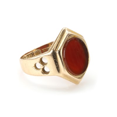 Lot 21 - A 15ct gold carnelian signet ring