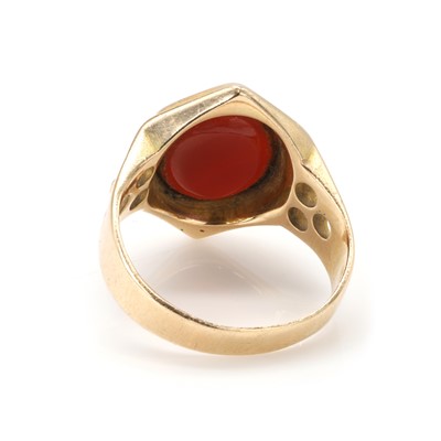 Lot 21 - A 15ct gold carnelian signet ring