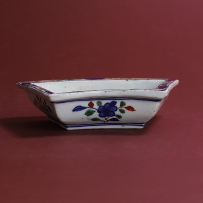 Lot 23 - A Chinese wucai saucer