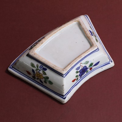 Lot 23 - A Chinese wucai saucer
