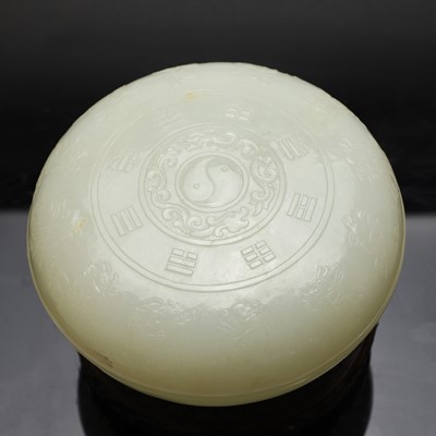 Lot 99 - A Chinese jade box and cover
