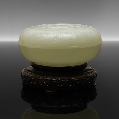 Lot 99 - A Chinese jade box and cover