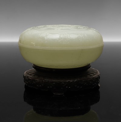Lot 99 - A Chinese jade box and cover